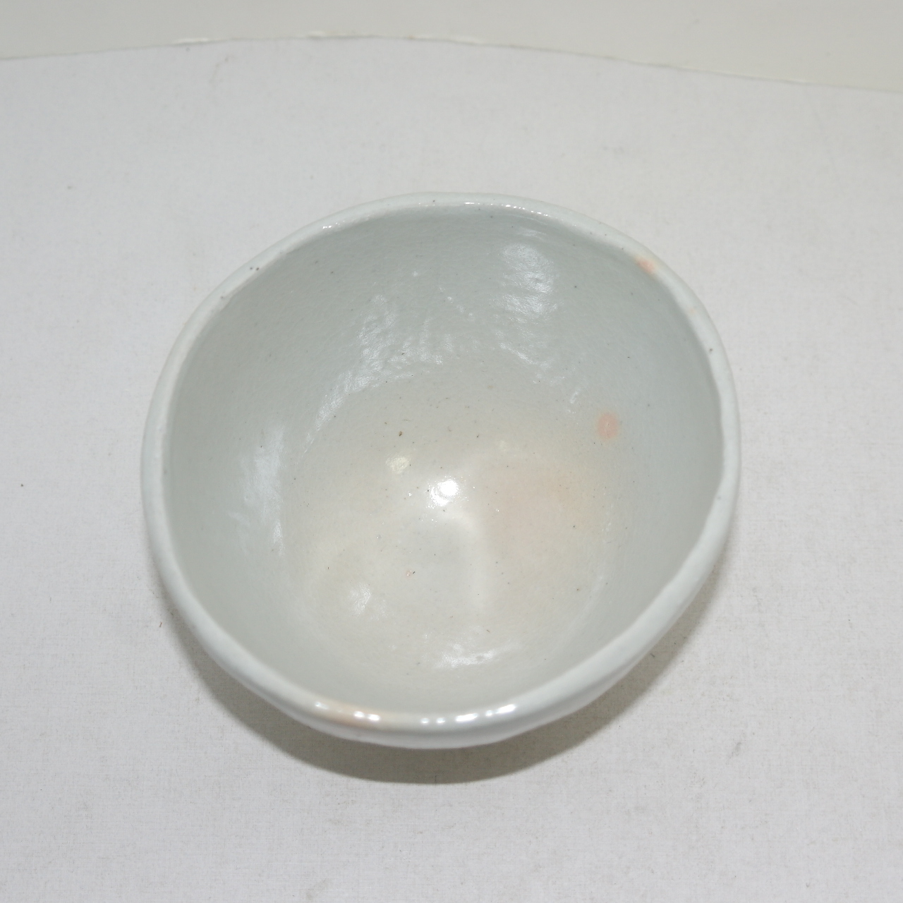 홍화빛이 도는 청자 말찻잔