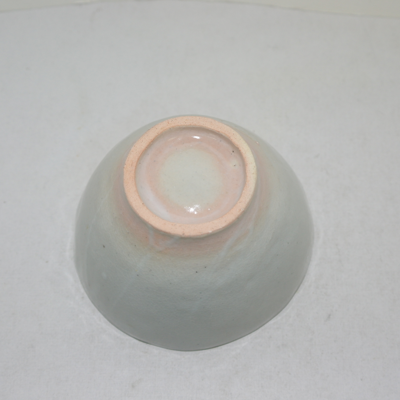 홍화빛이 도는 청자 말찻잔