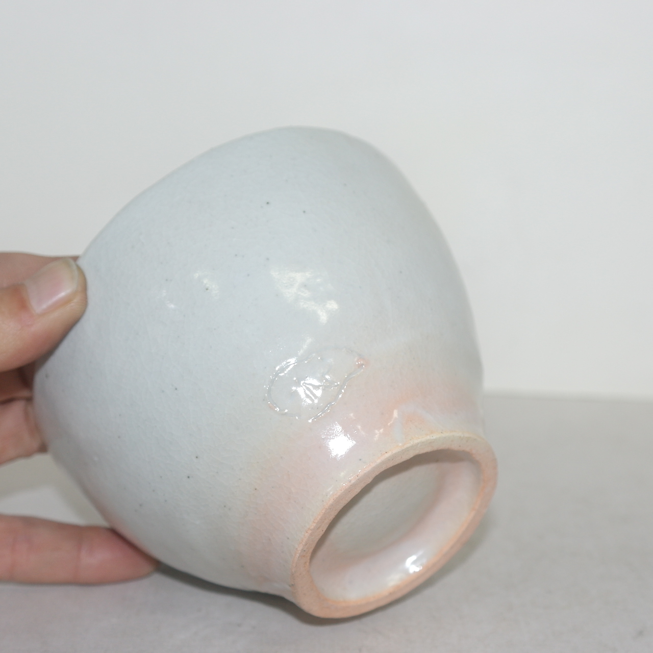 홍화빛이 도는 청자 말찻잔