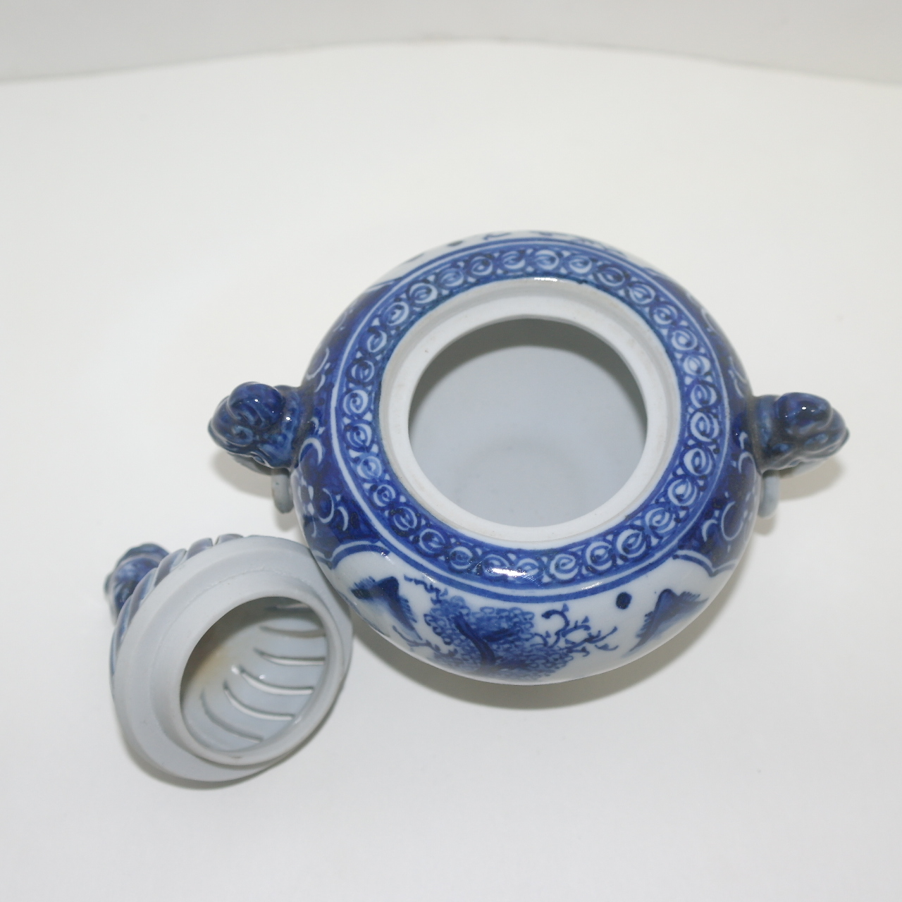 청화백자 산수문 이귀해태 향로