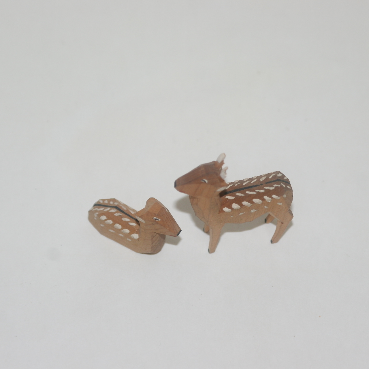 소형크기의 나무로된 사슴조각상 2점
