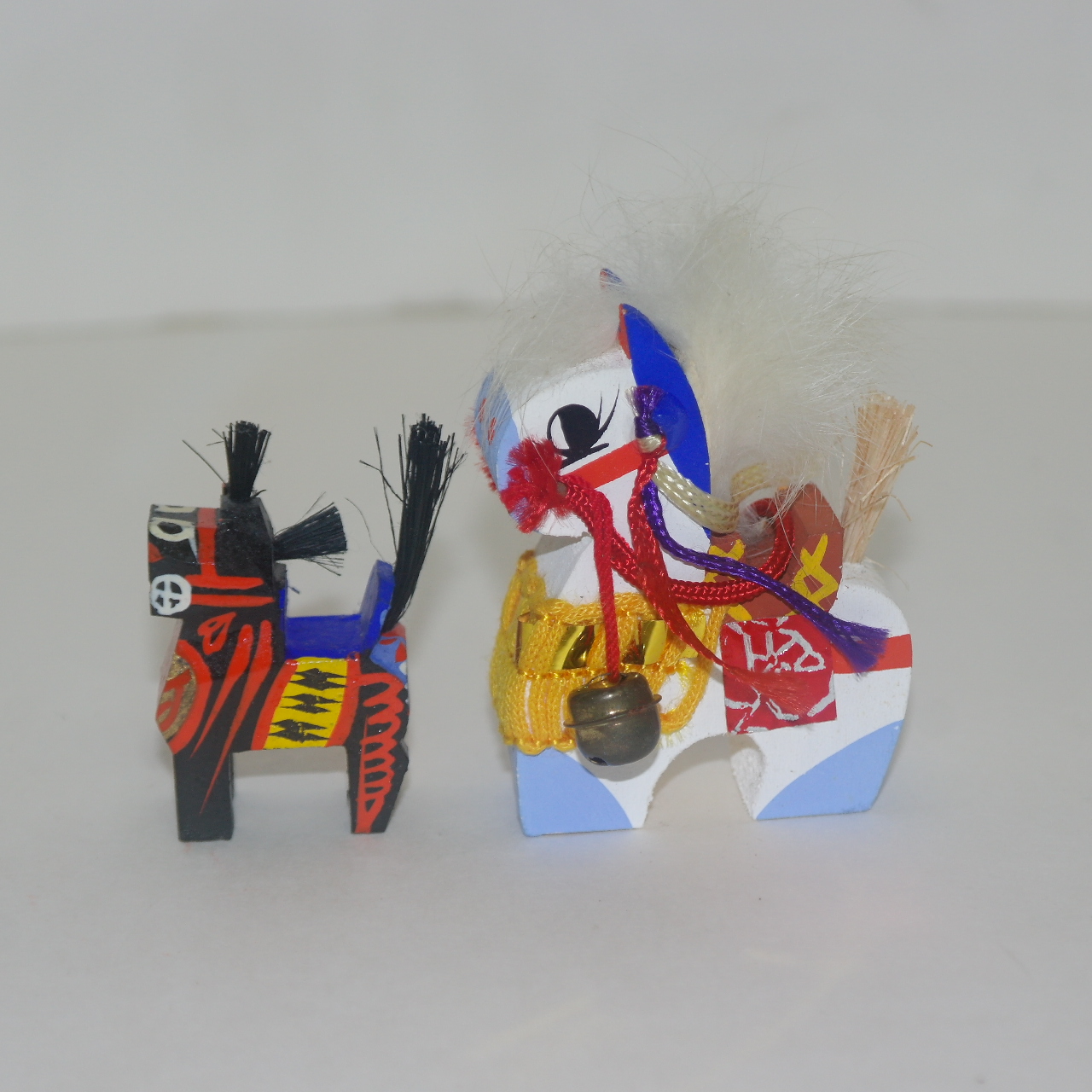 나무로된 말 인형 2점