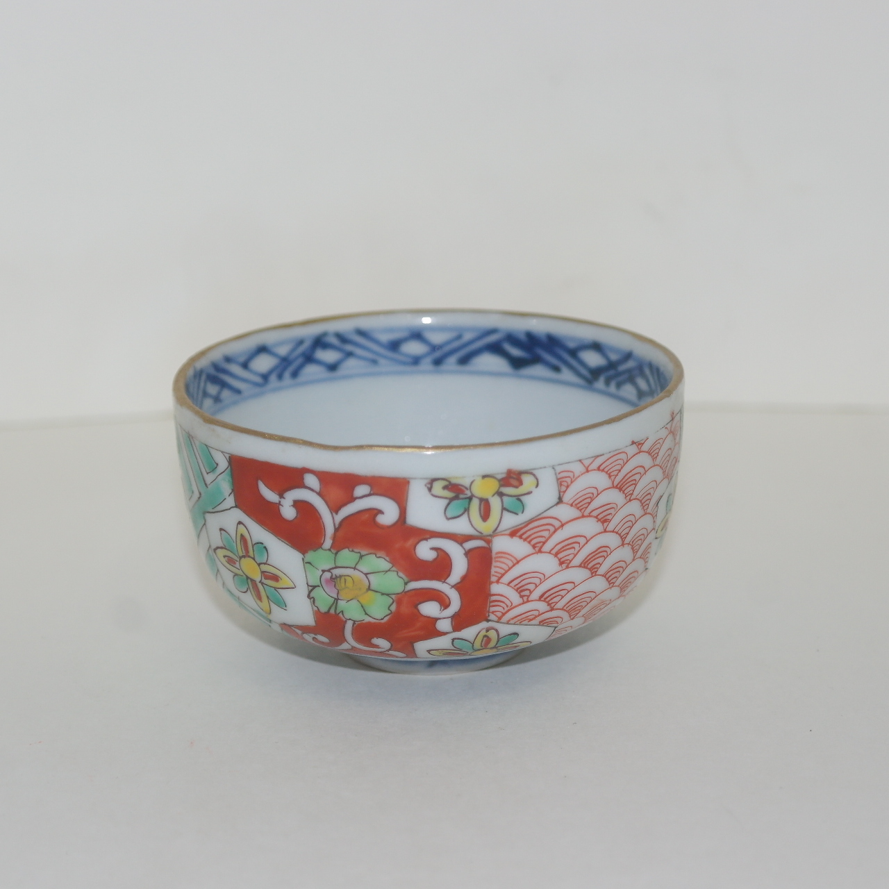 100년이상된 수자문 청화백자진사화문 잔