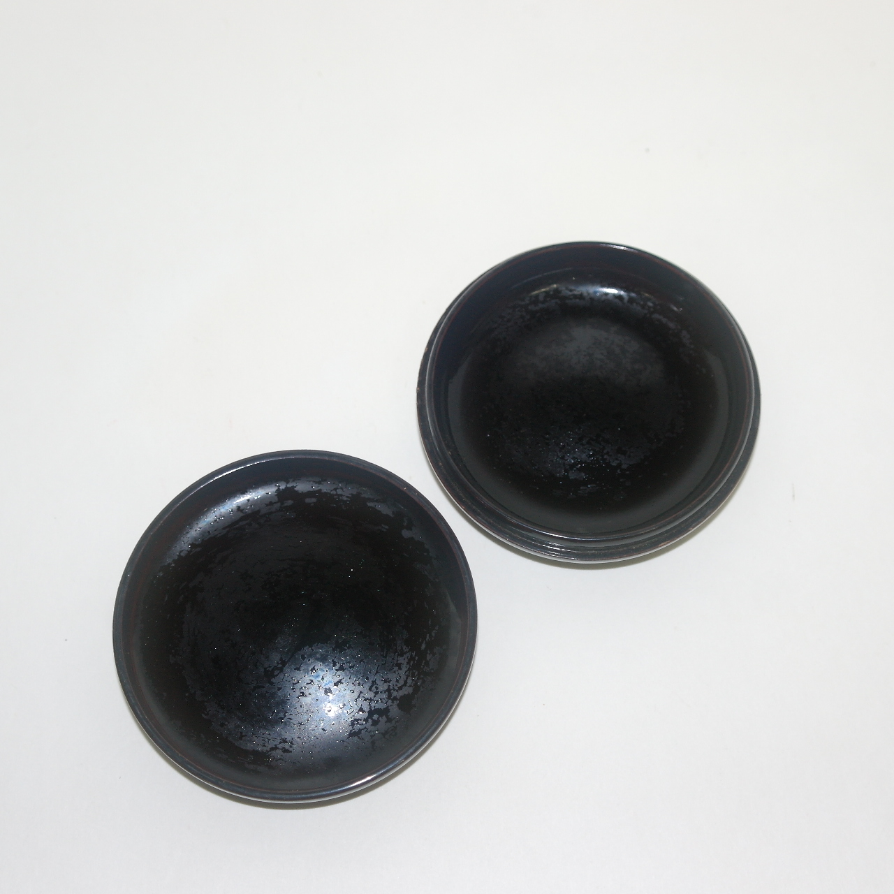 나무에 칠이된 향합