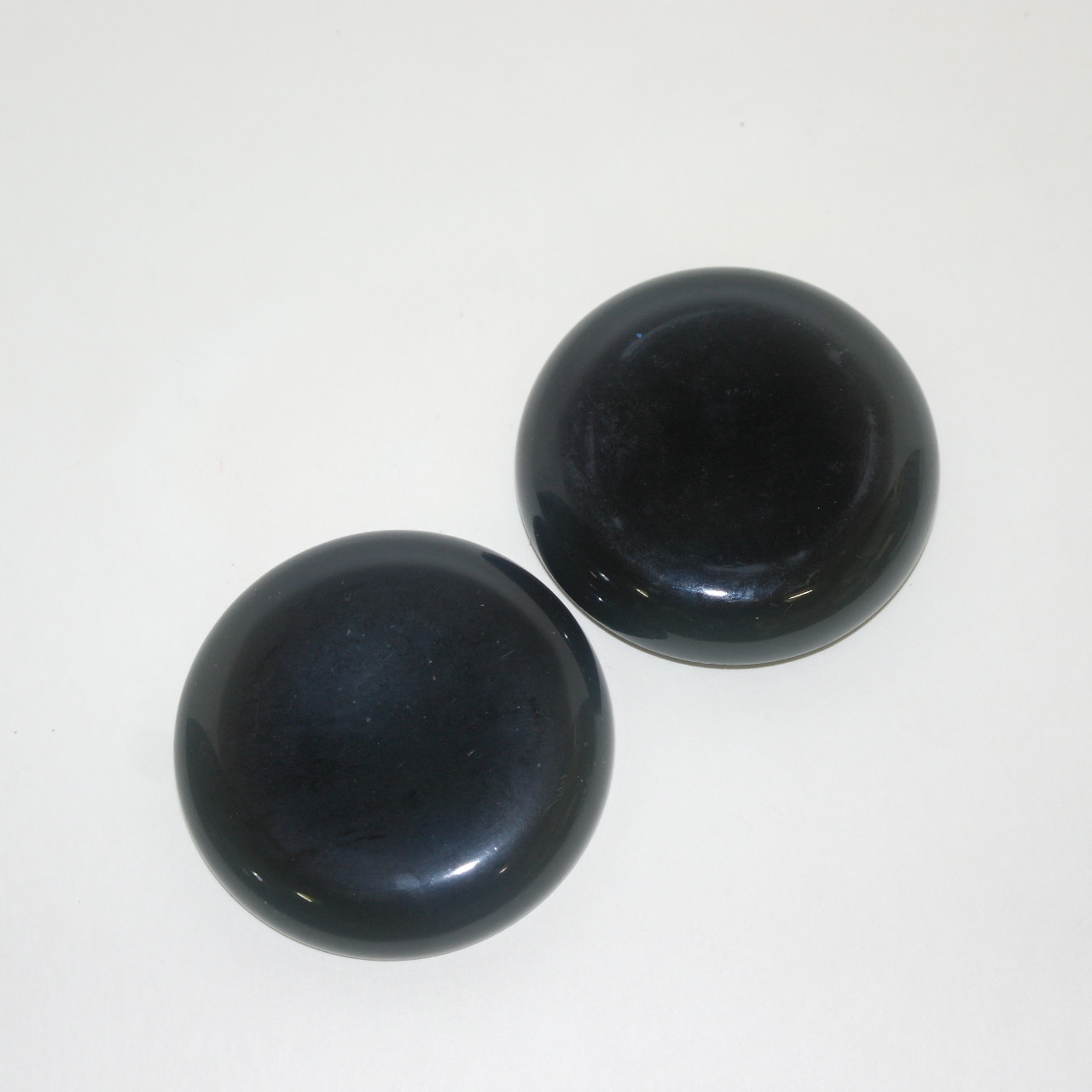 나무에 칠이된 향합