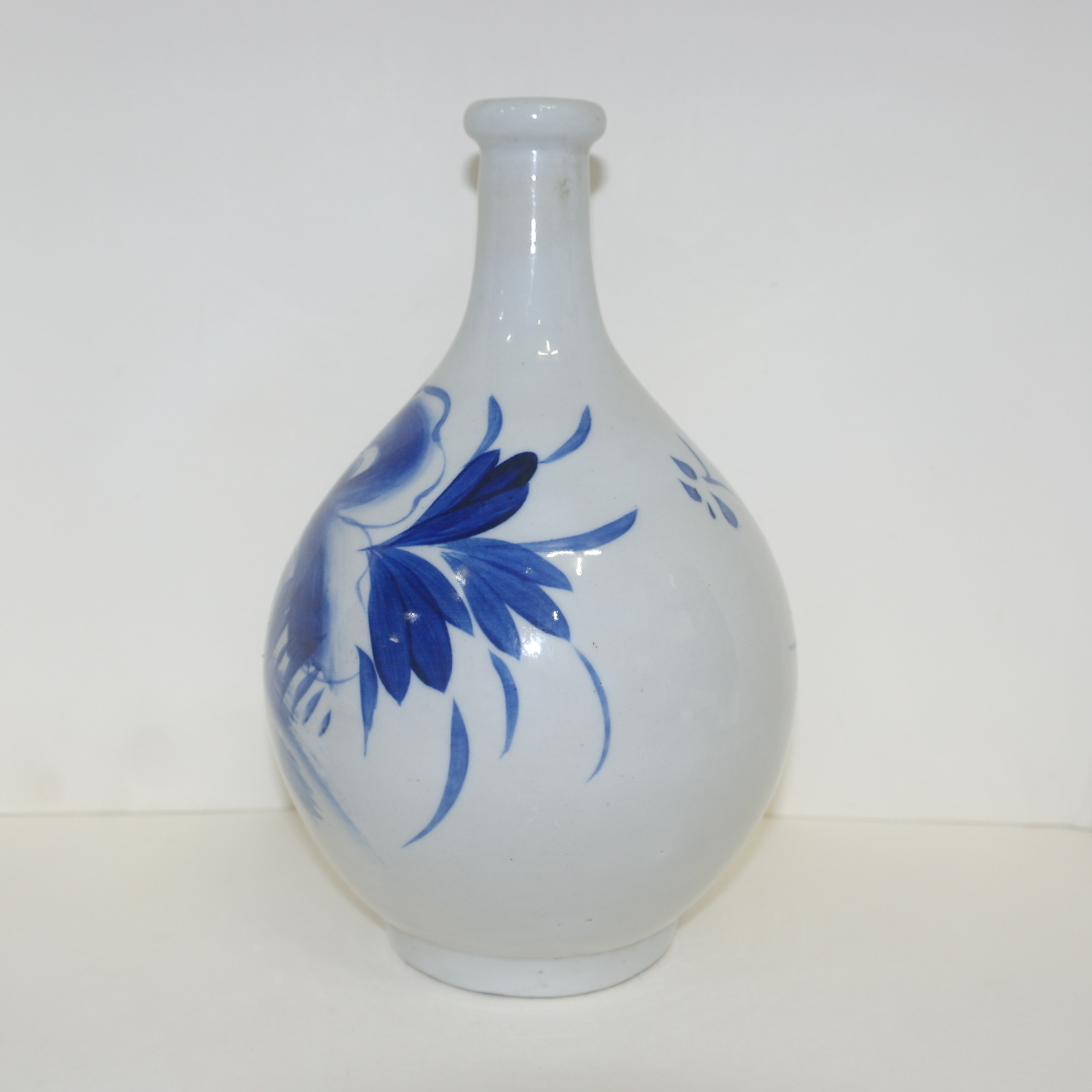 100년이상된 청화백자 목단문 주병