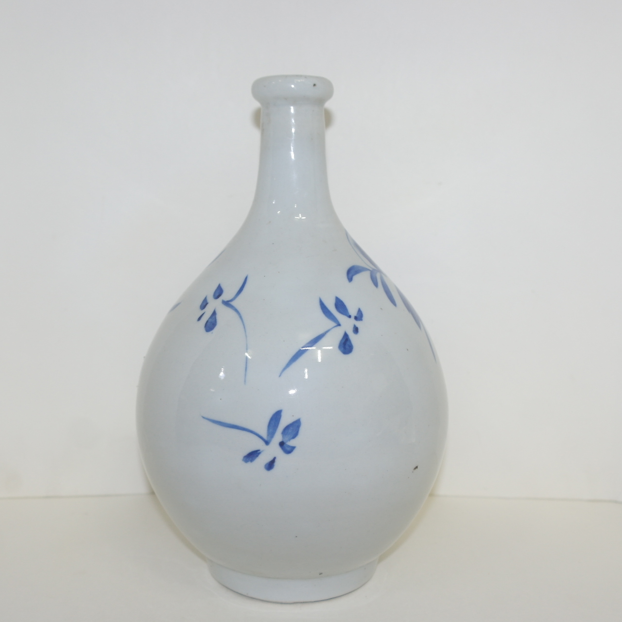 100년이상된 청화백자 목단문 주병