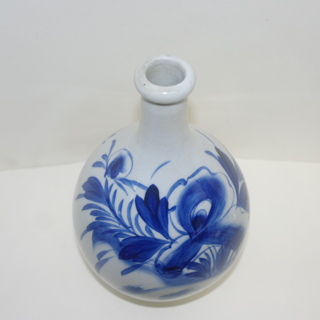 100년이상된 청화백자 목단문 주병