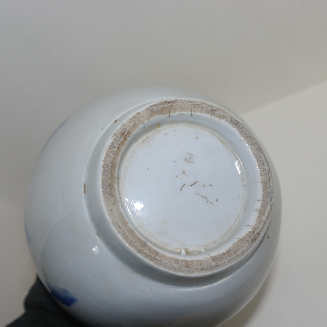 100년이상된 청화백자 목단문 주병