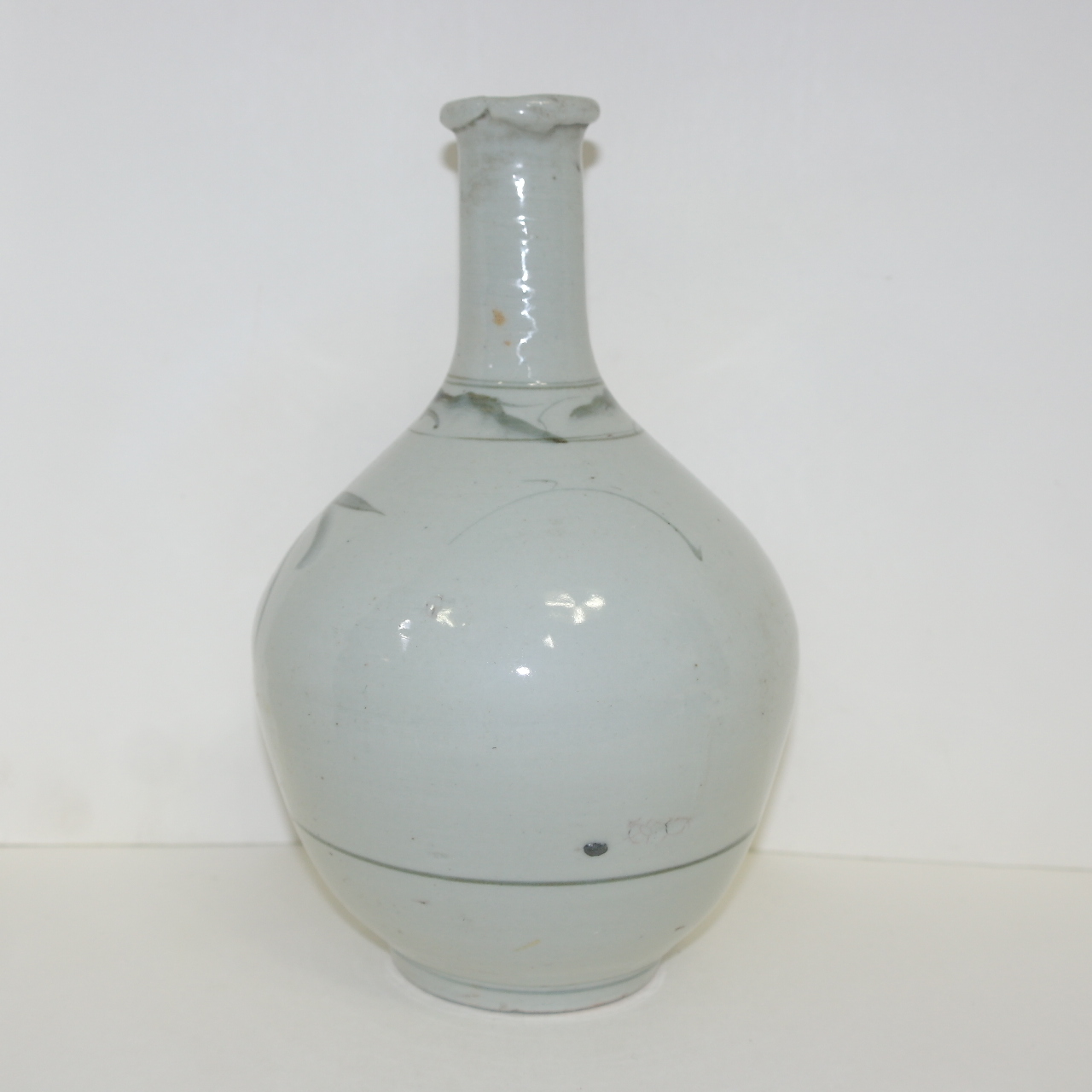 100년이상된 청화백자 초화문 주병