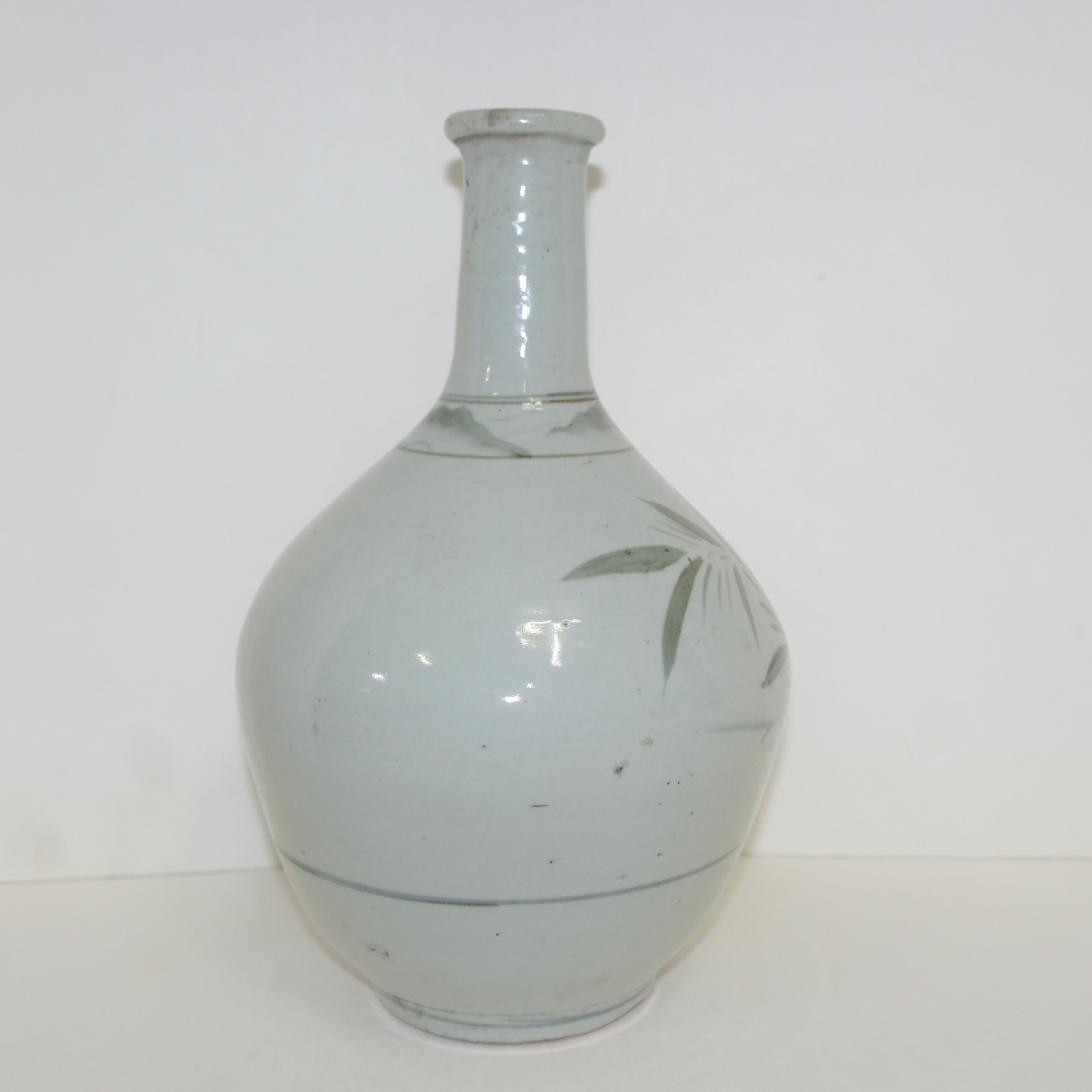 100년이상된 청화백자 초화문 주병