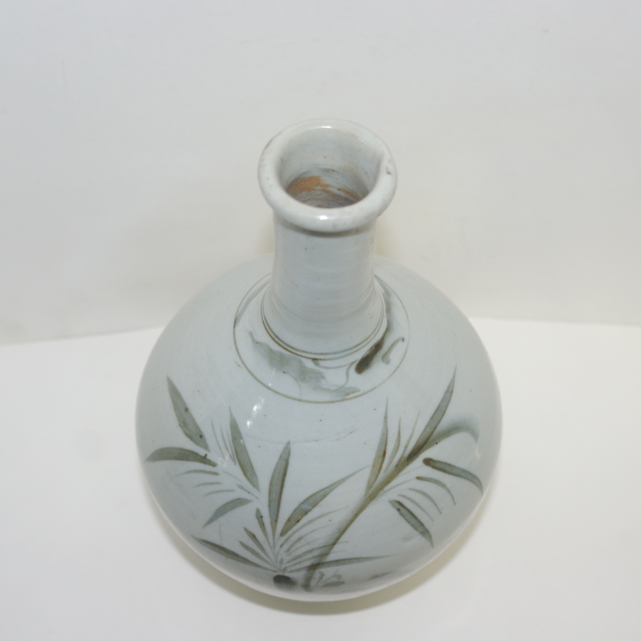 100년이상된 청화백자 초화문 주병