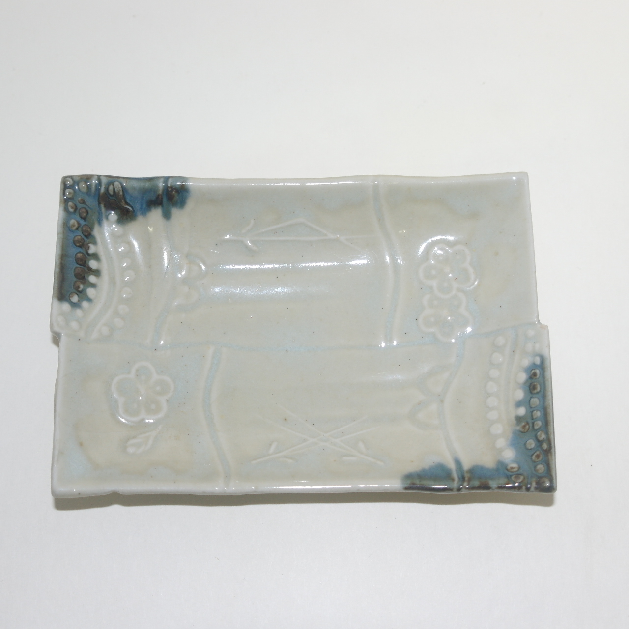 청자 양각화문 사족 사각완