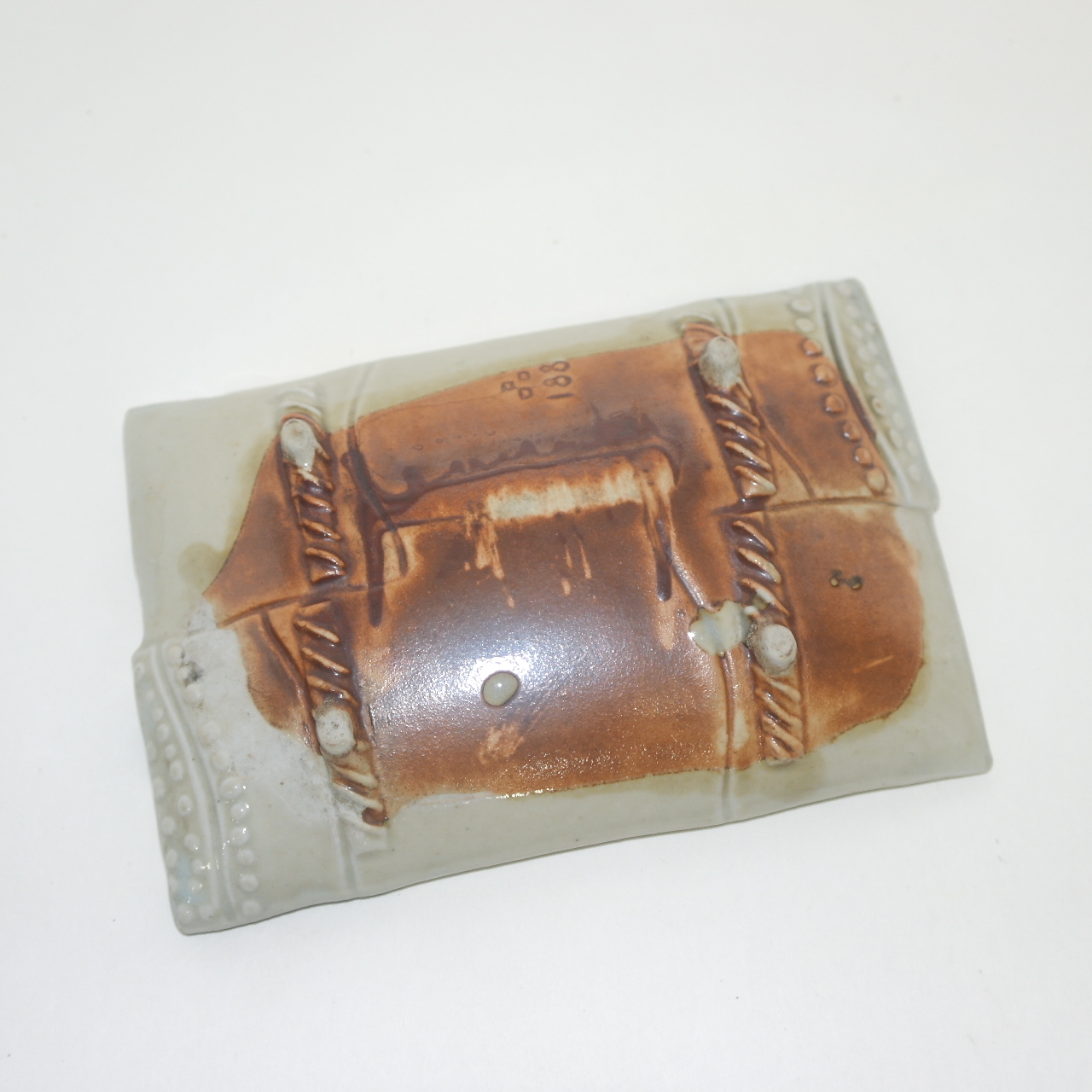 청자 양각화문 사족 사각완