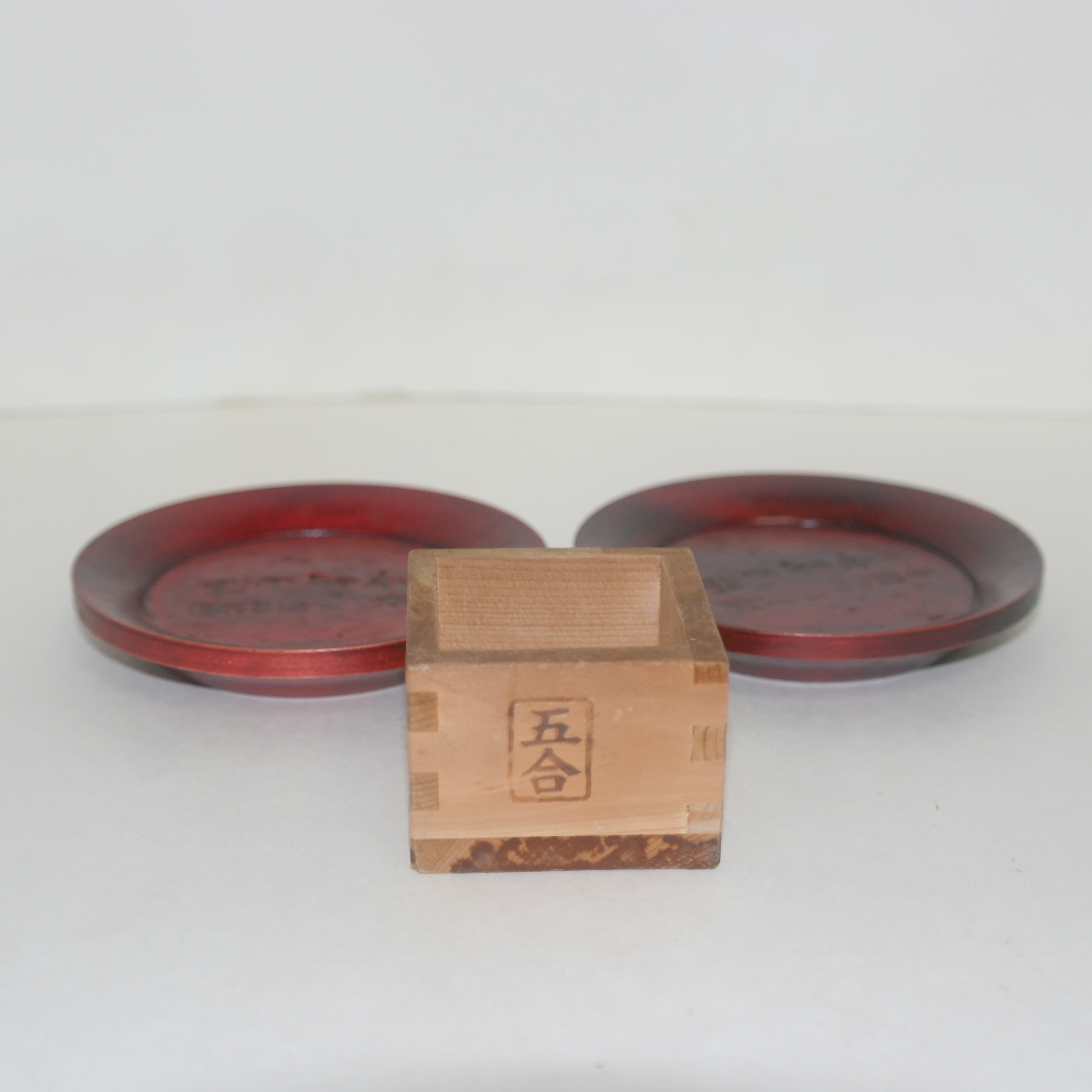 나무로된 차탁 2점과 소형댓박 1점