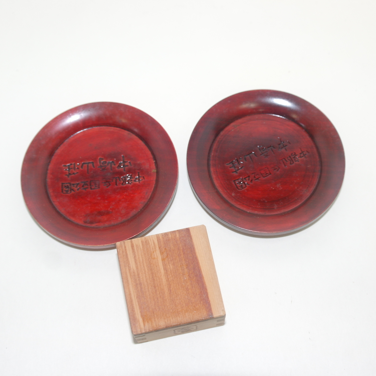 나무로된 차탁 2점과 소형댓박 1점