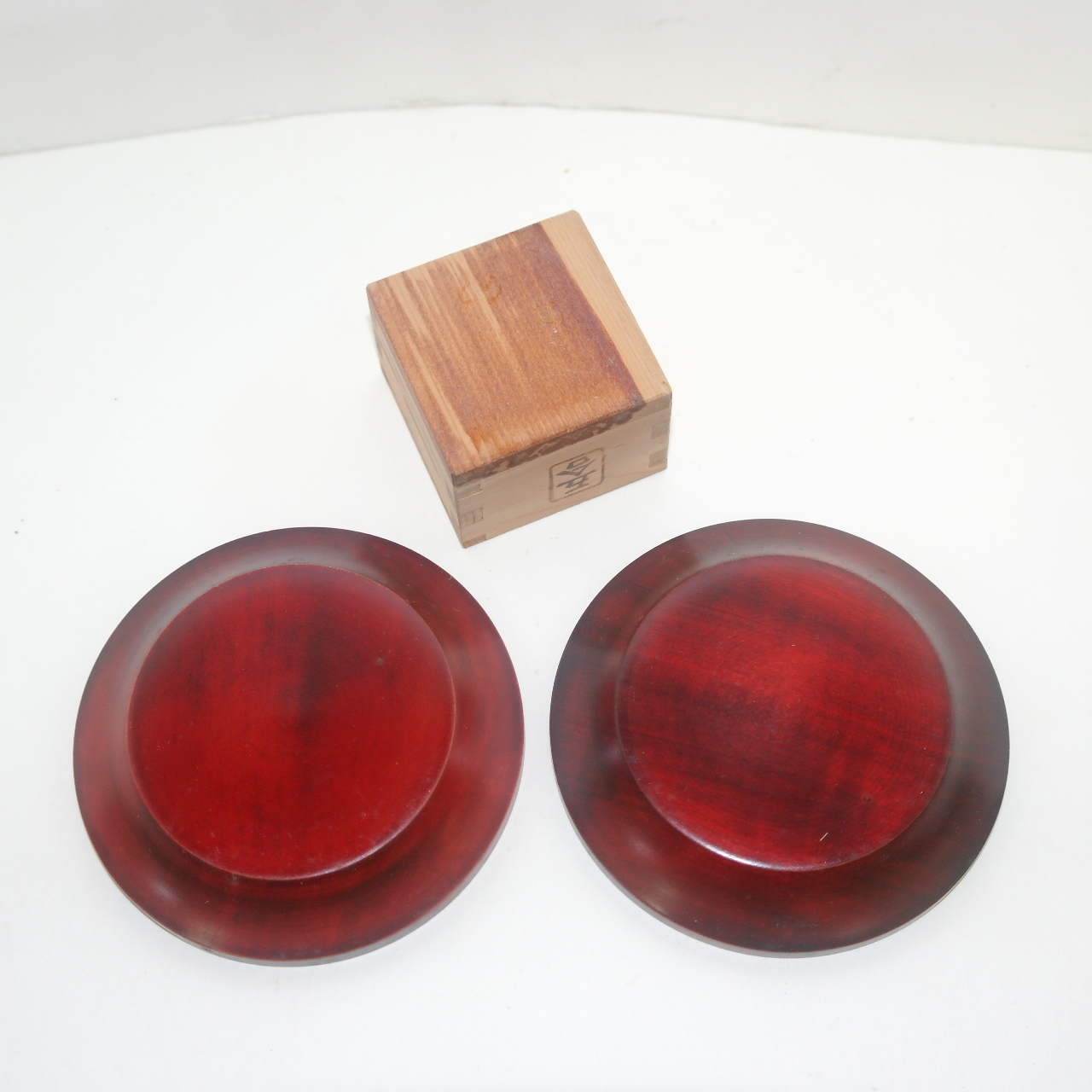 나무로된 차탁 2점과 소형댓박 1점