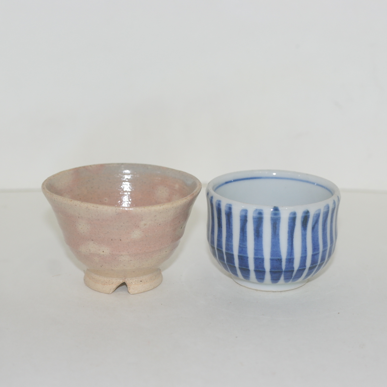 청자 굽따인잔 과 청화백자 잔