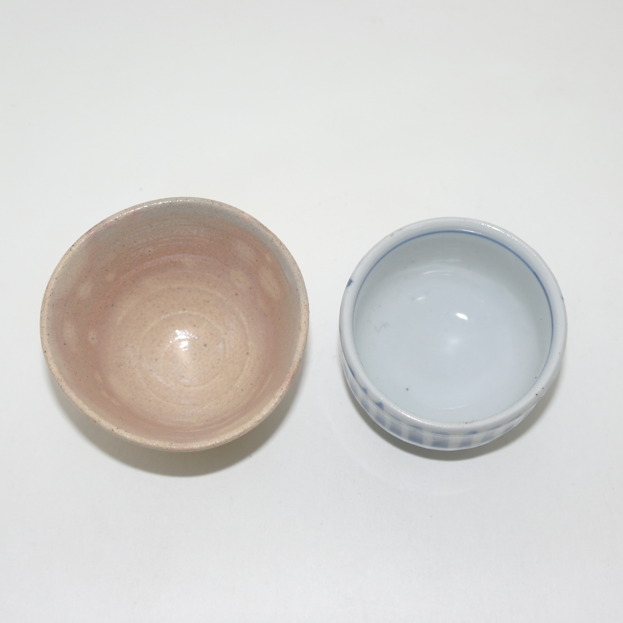 청자 굽따인잔 과 청화백자 잔