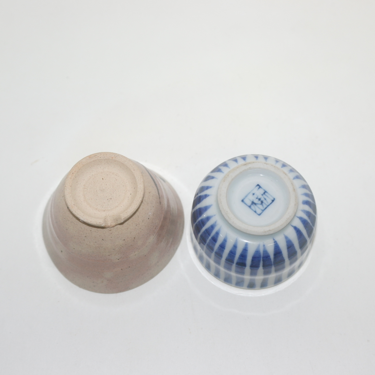 청자 굽따인잔 과 청화백자 잔