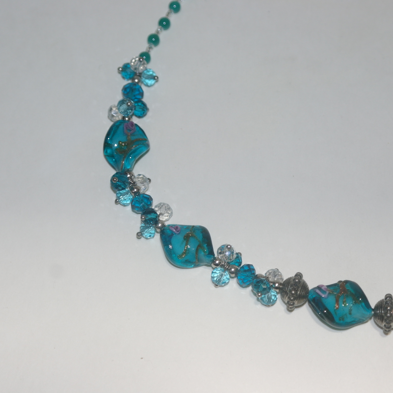 청색유리장식된 목걸이