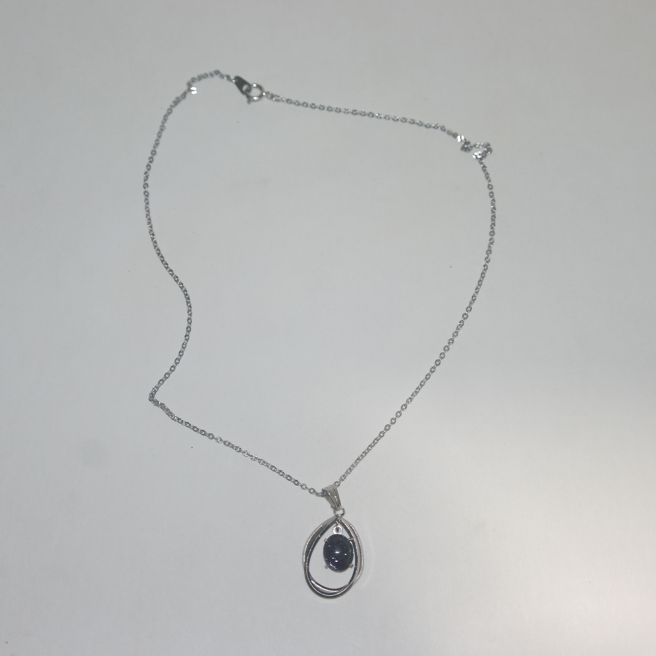 보석이 장식된 목걸이