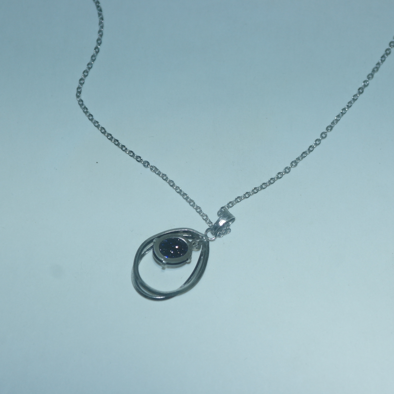 보석이 장식된 목걸이