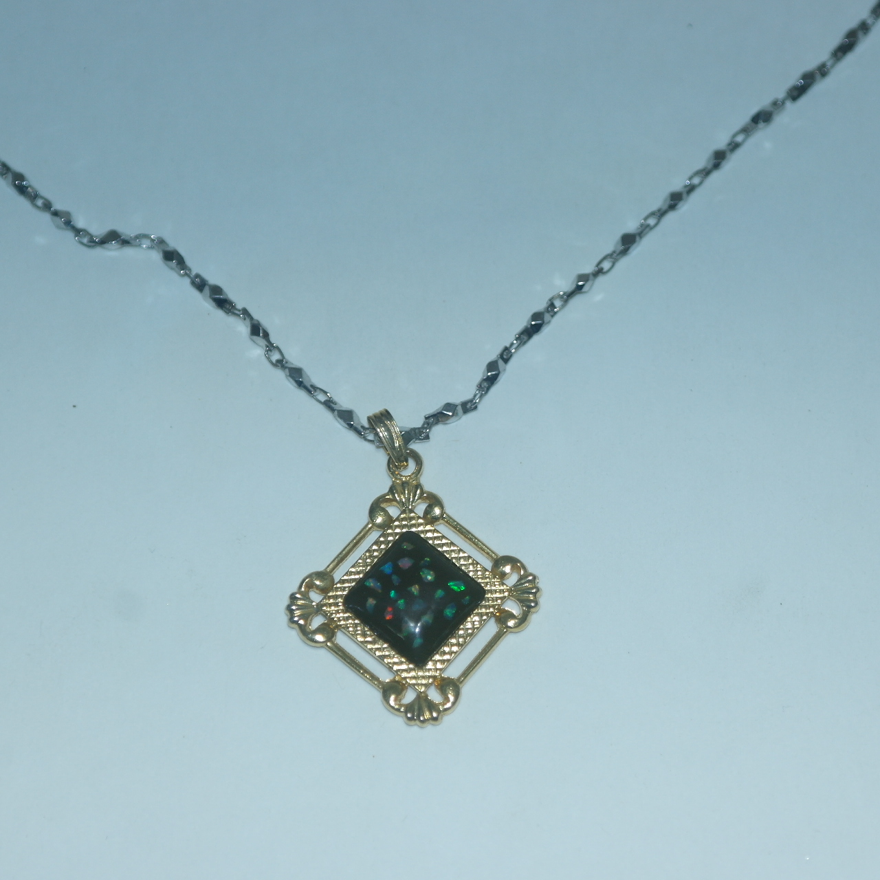 칠보화문장식의 목걸이