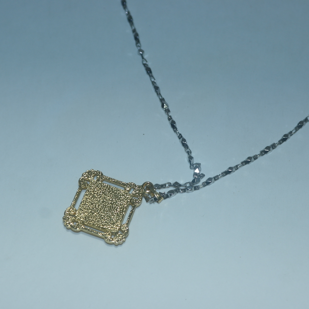 칠보화문장식의 목걸이