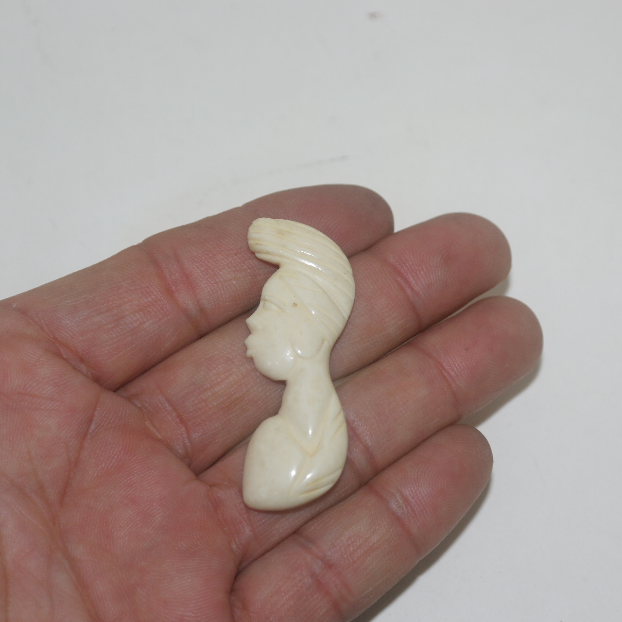 상아로된 여인조각 브롯지