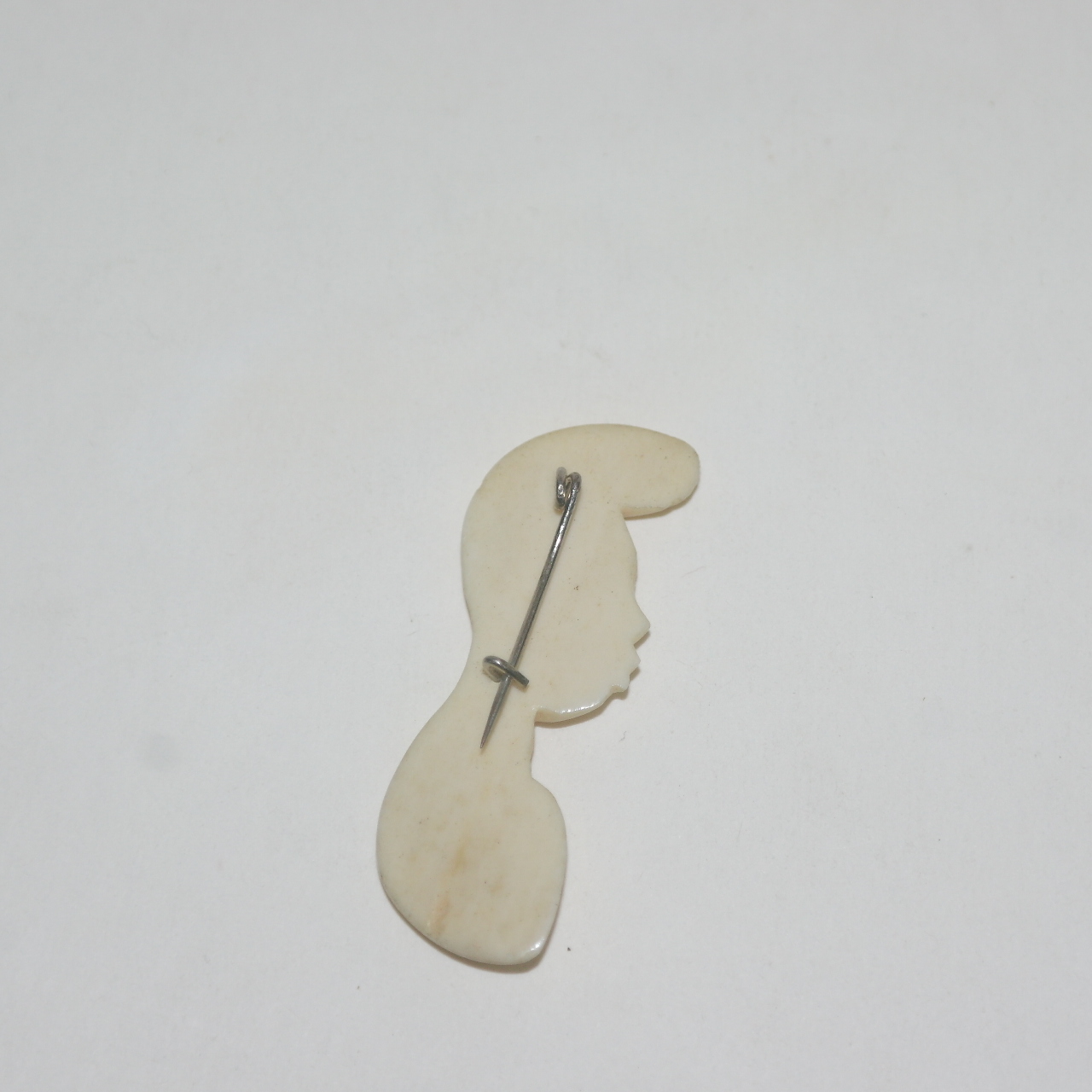 상아로된 여인조각 브롯지