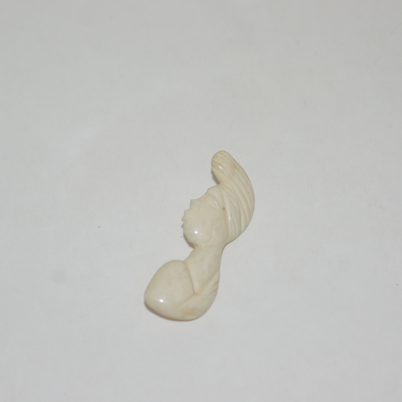 상아로된 여인조각 브롯지