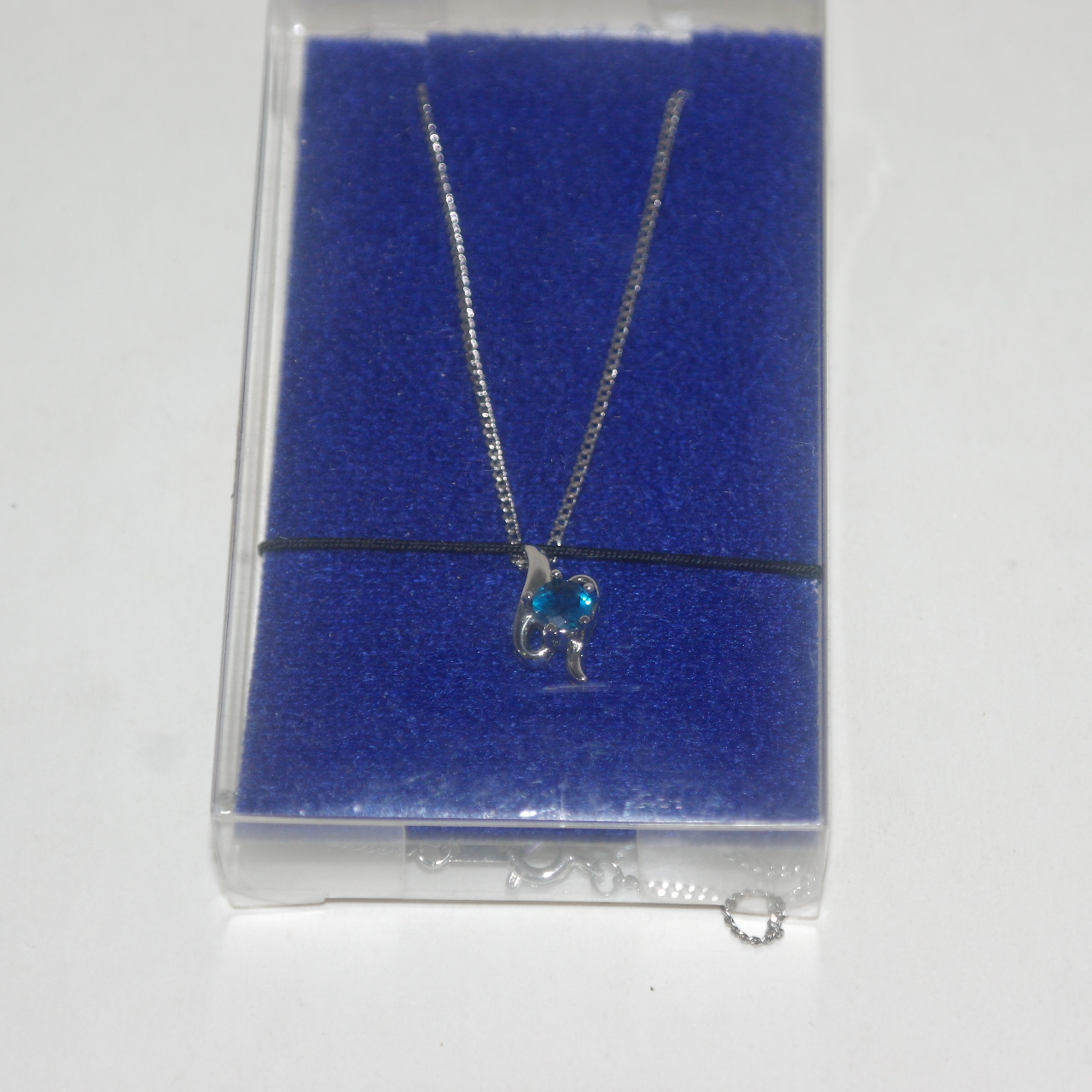 보석이 장식된 목걸이