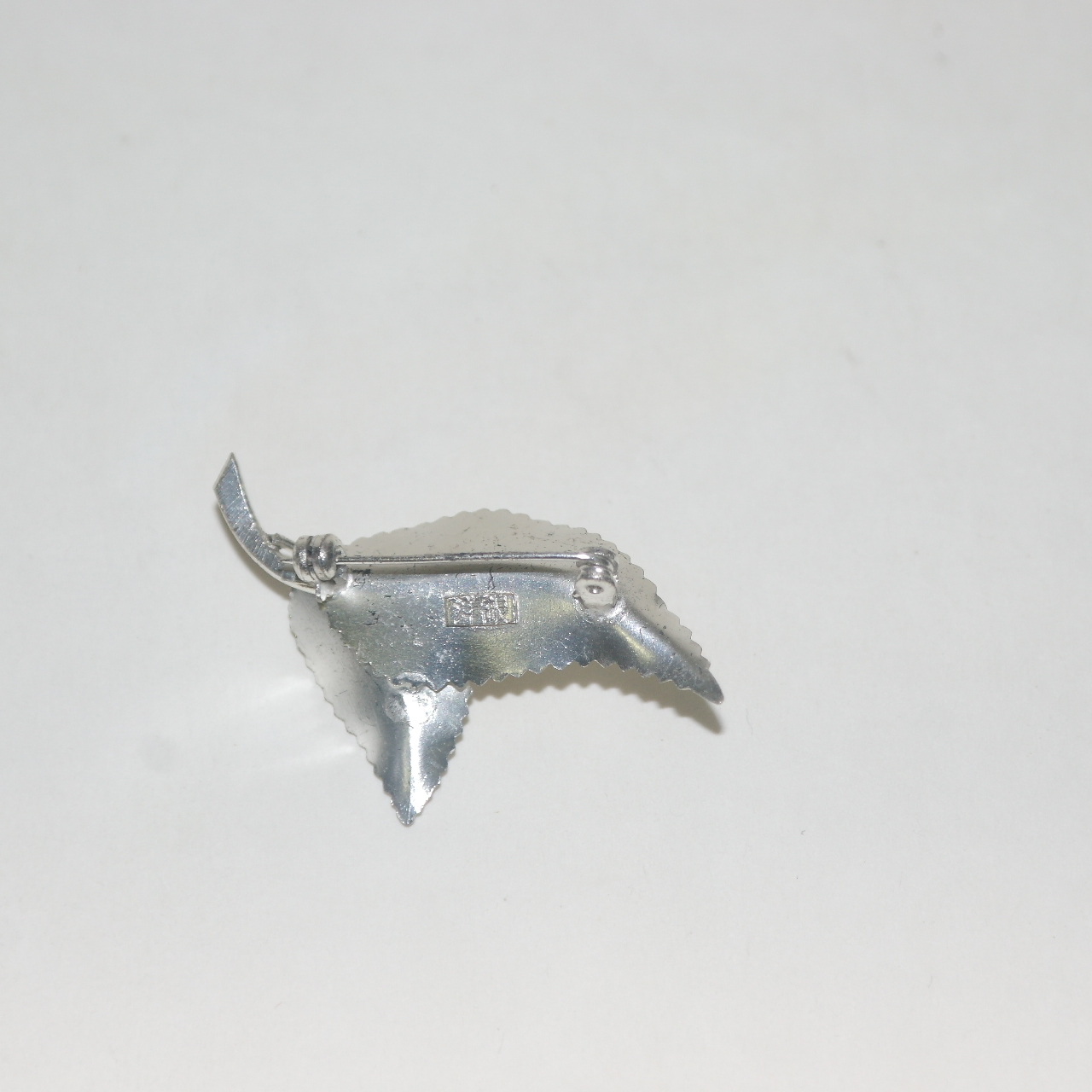 양은 재질에 진품 진주가 장식된 브롯지