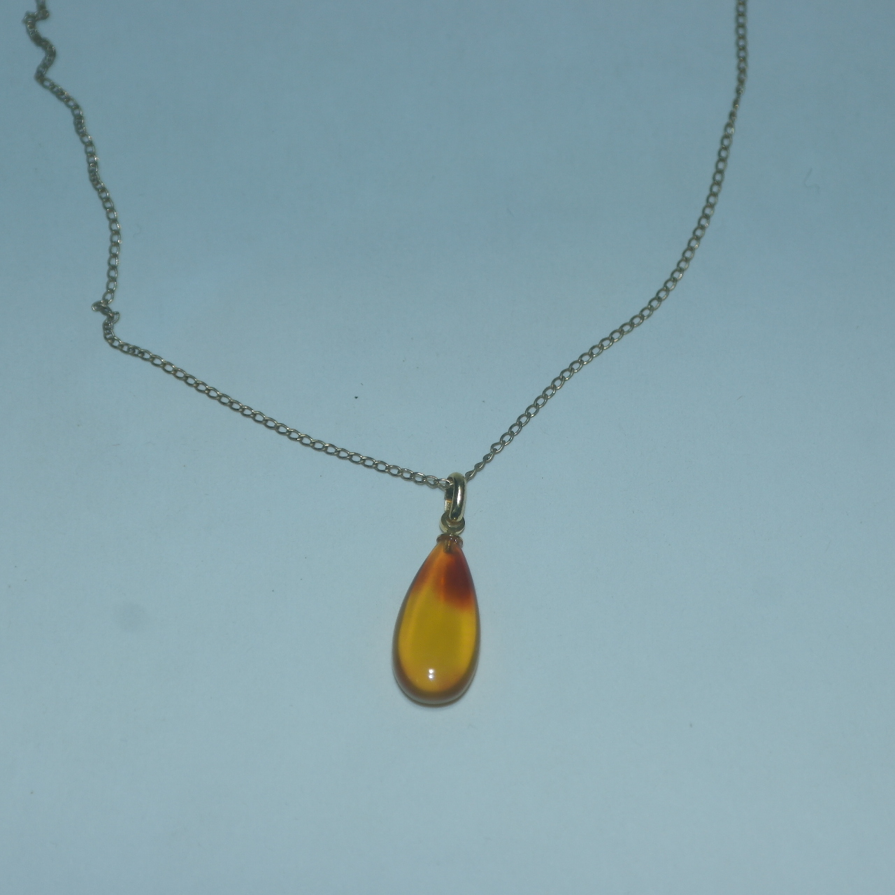 천연 보석이 장식된 목걸이