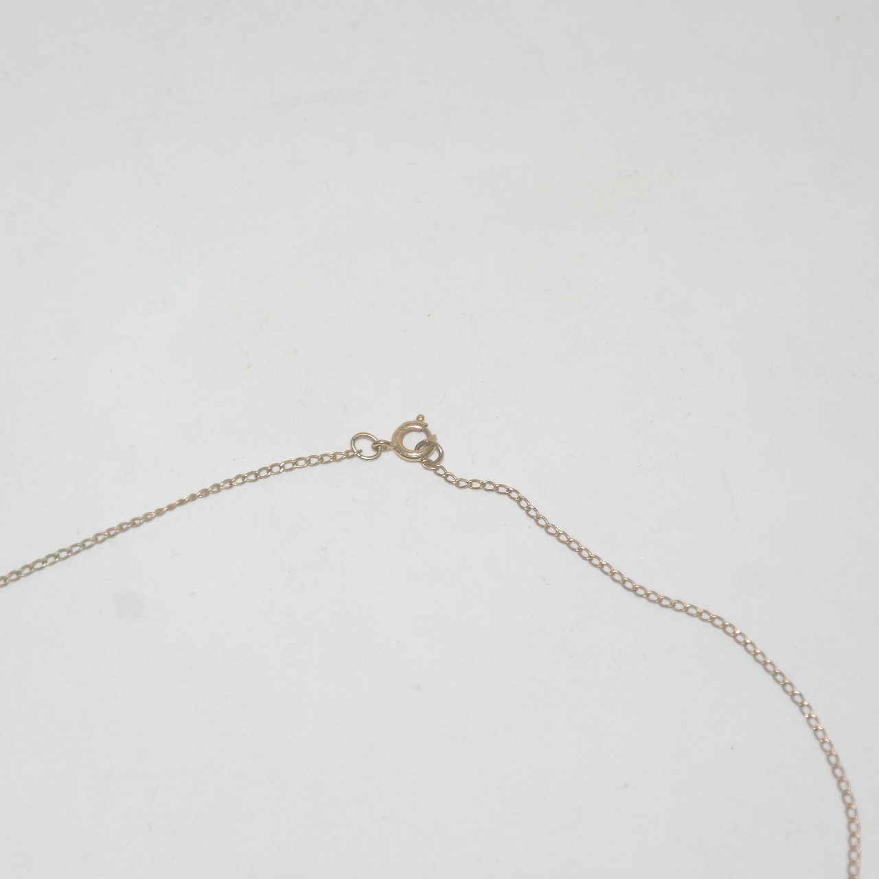 천연 보석이 장식된 목걸이