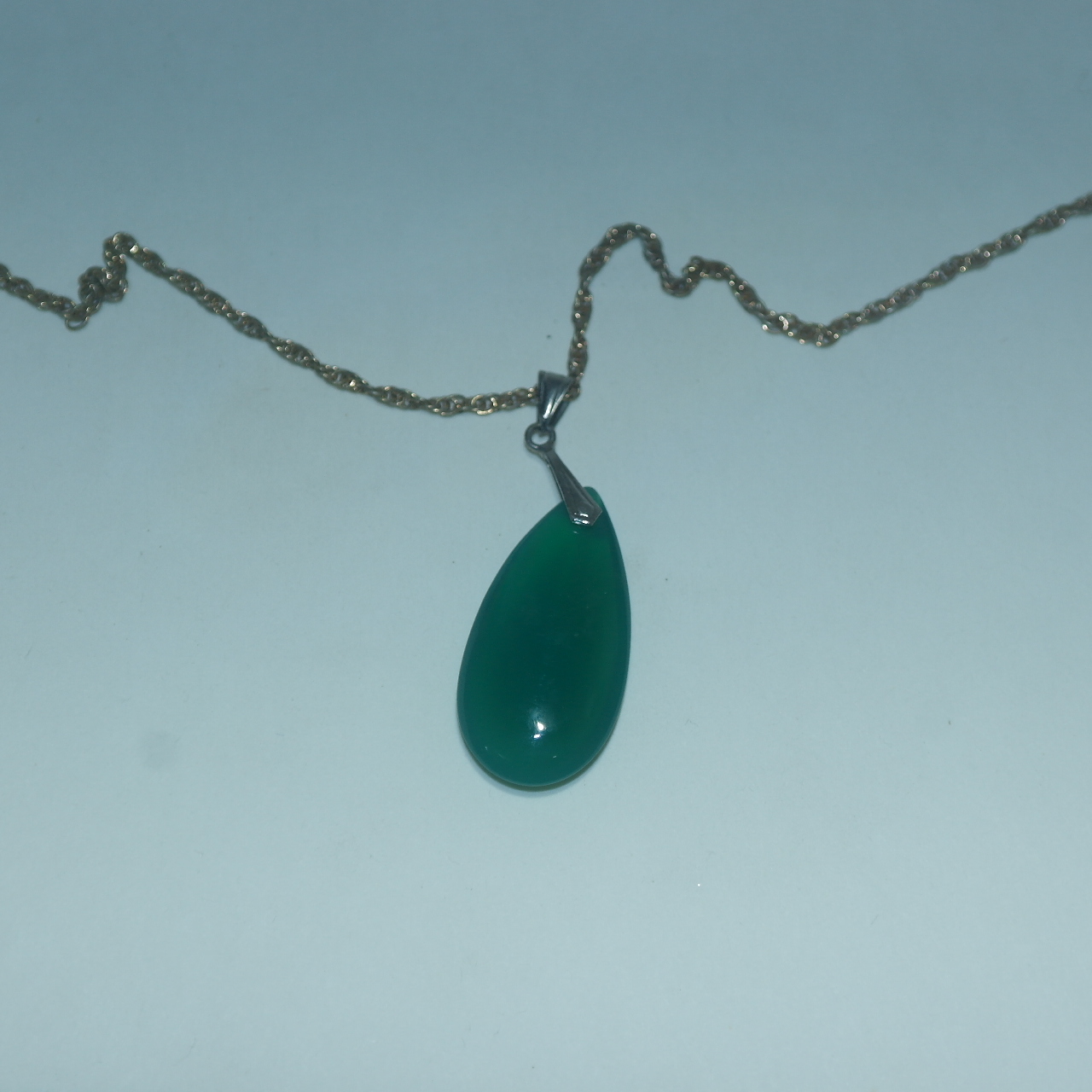 천연보석이 장식된 목걸이