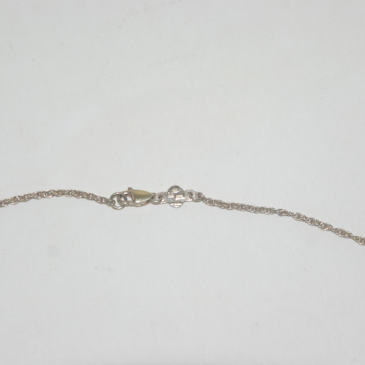 천연보석이 장식된 목걸이