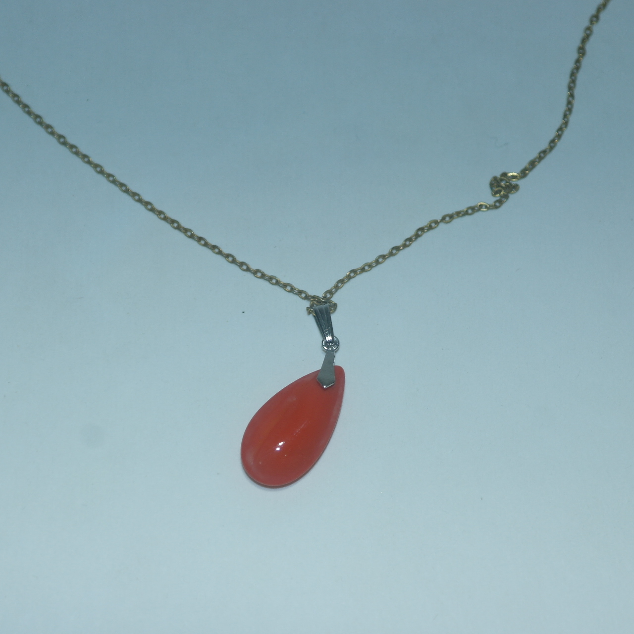 천연보석이 장식된 목걸이