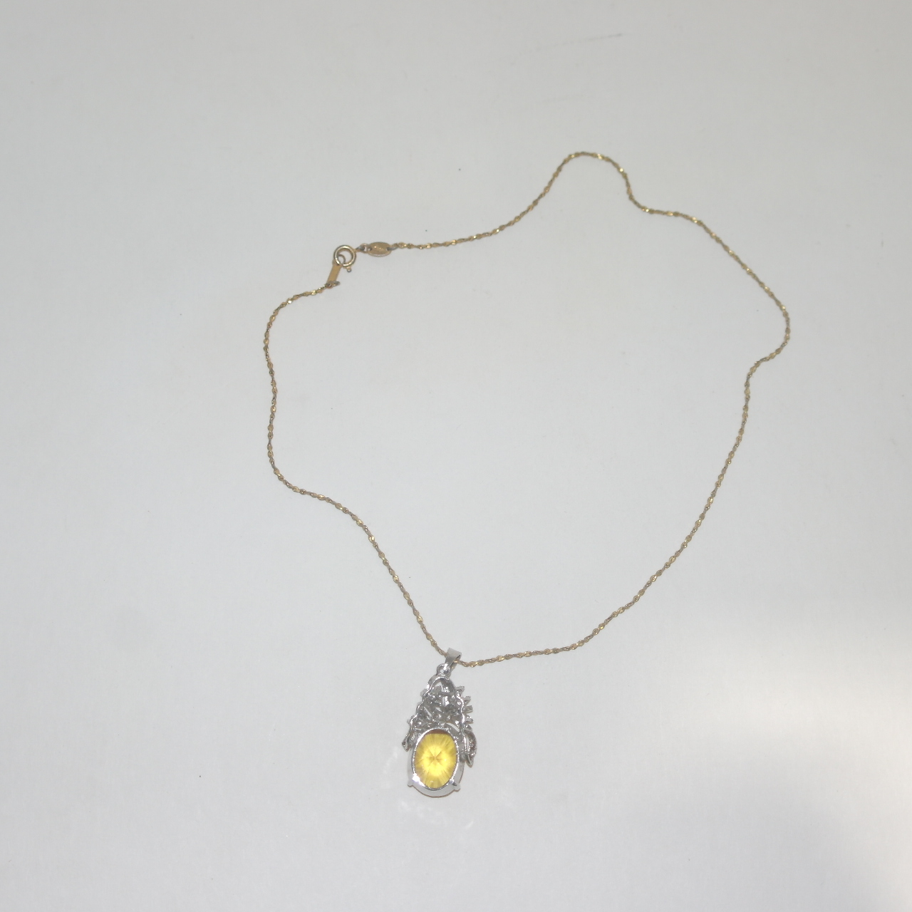 18K 도금줄에 보석이 장식된 목걸이