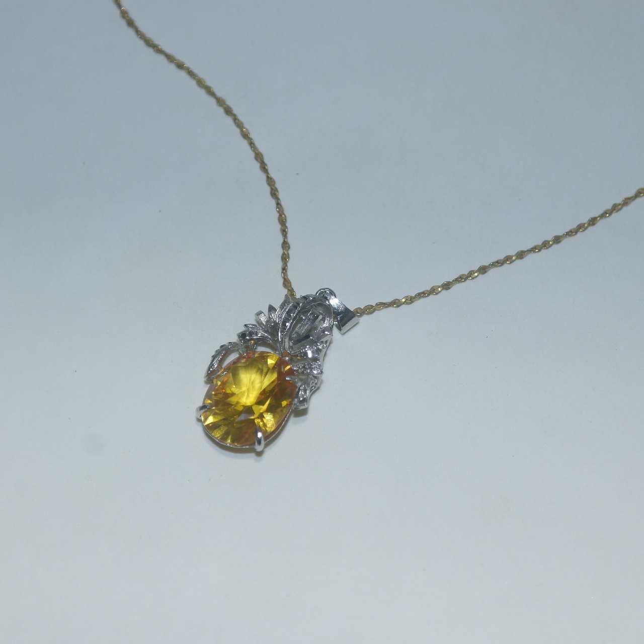 18K 도금줄에 보석이 장식된 목걸이