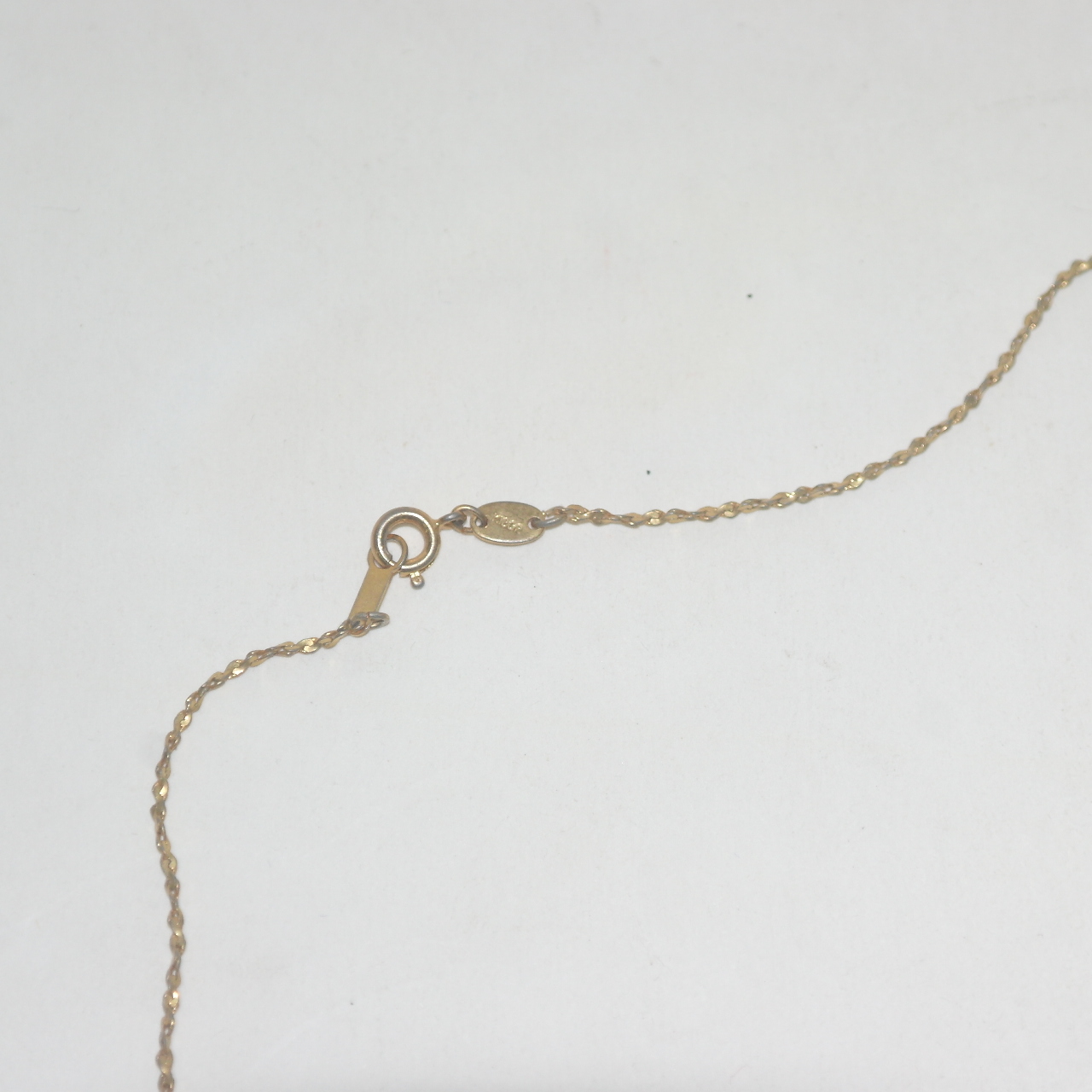 18K 도금줄에 보석이 장식된 목걸이