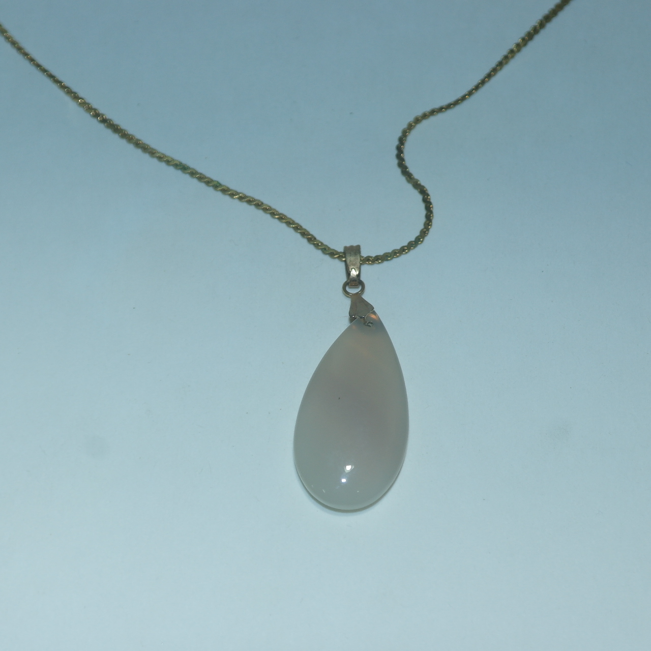 천연보석이 장식된 목걸이