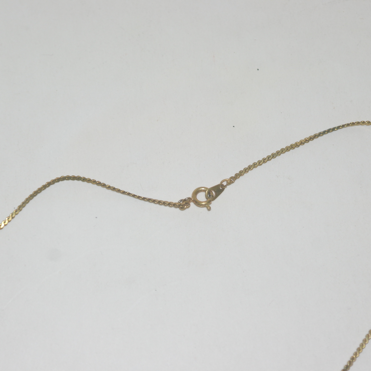 천연보석이 장식된 목걸이