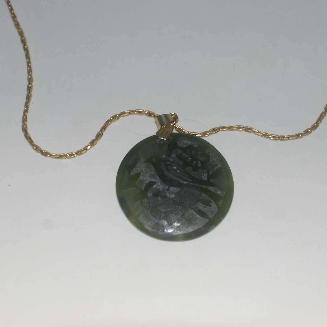 비취옥돌에 새가 조각된 목걸이