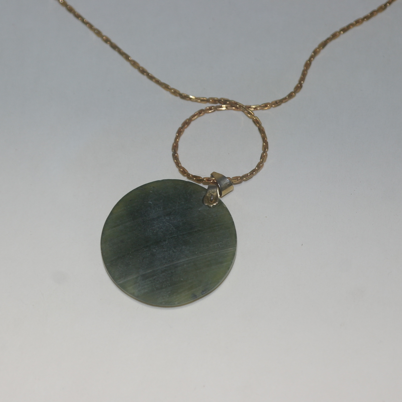 비취옥돌에 새가 조각된 목걸이