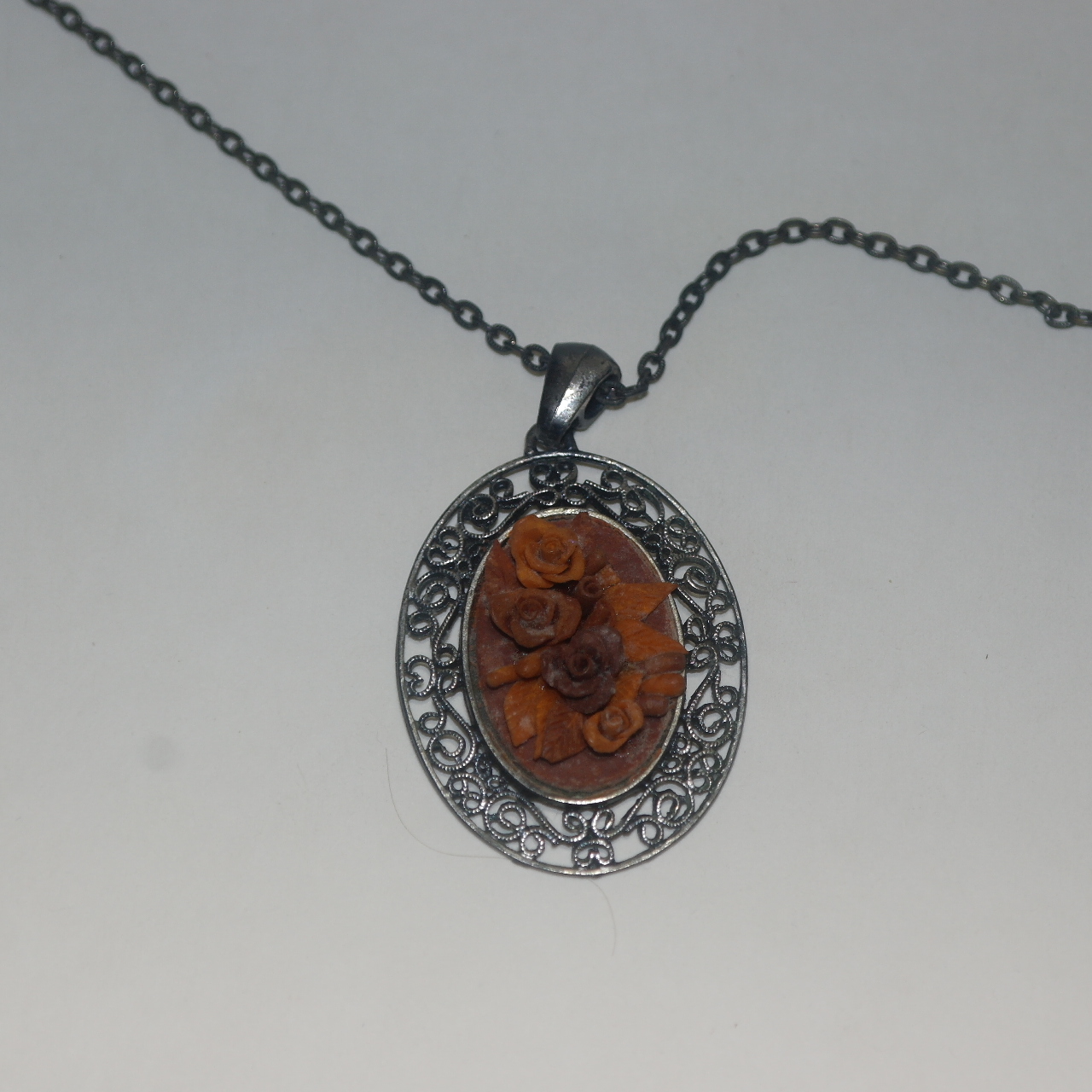 꽃이 장식된 목걸이