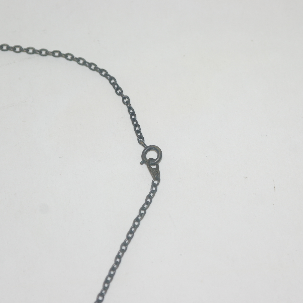 꽃이 장식된 목걸이