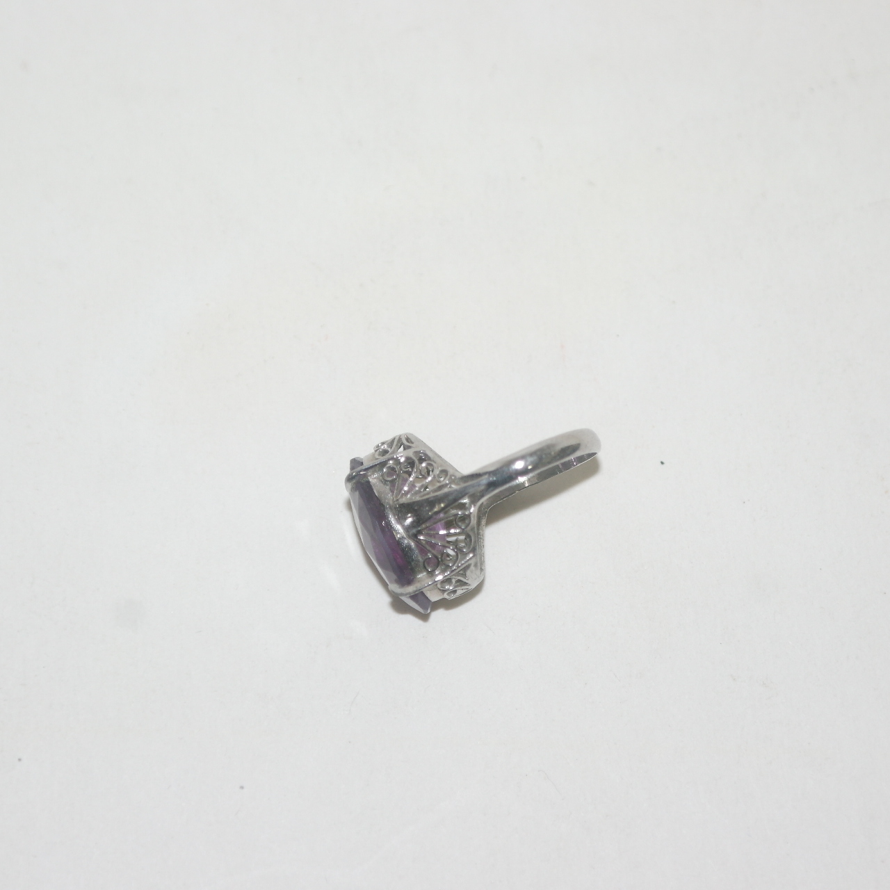 순은에 보석이 장식된 반지