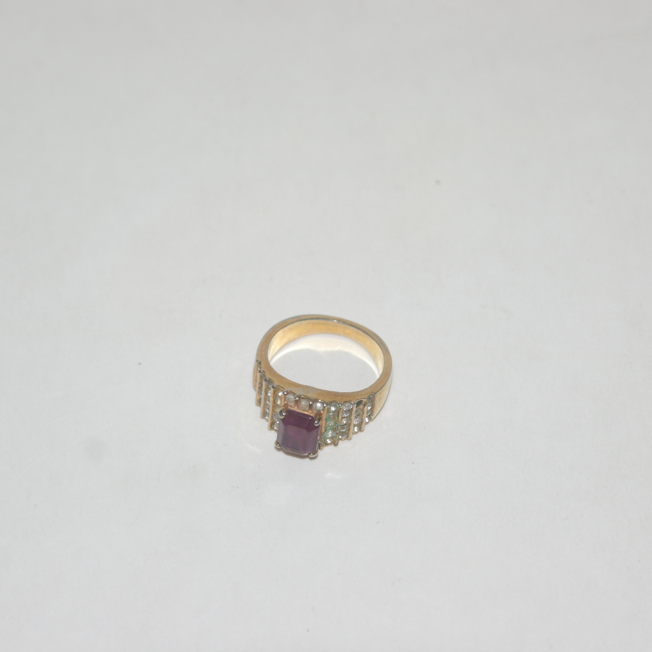 보석이 장식된 반지